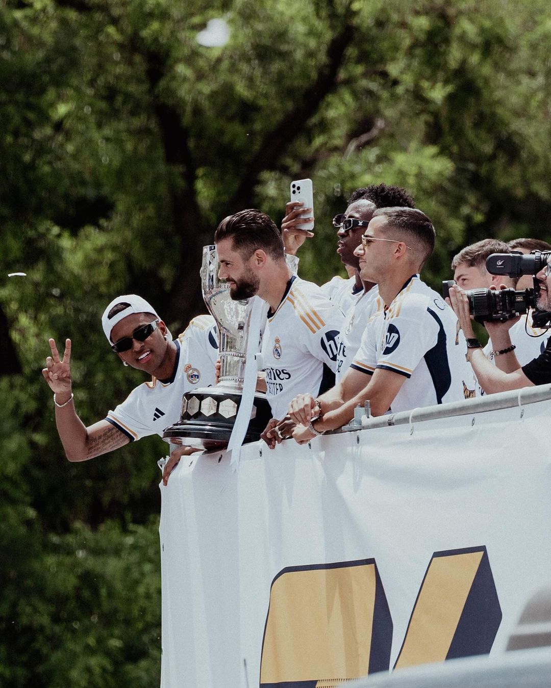 Rodrygo-du-Real-Madrid-Révèle-en-Avant-Première-le-Nouveau-Modèle-Exclusif-de-Solar-Vision-lors-de-la-Célébration-du-36e-Titre-de-Champion-d-Espagne Solar Vision