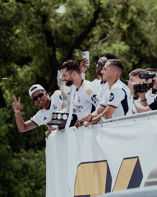 Rodrygo-du-Real-Madrid-Révèle-en-Avant-Première-le-Nouveau-Modèle-Exclusif-de-Solar-Vision-lors-de-la-Célébration-du-36e-Titre-de-Champion-d-Espagne Solar Vision